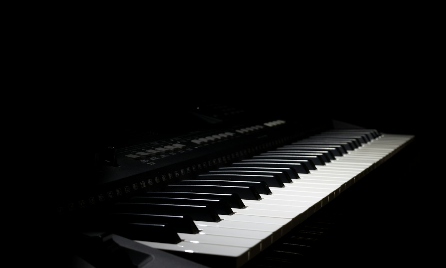 Schwarze und weiße Tasten auf einem Digitalpiano-Keyboard.